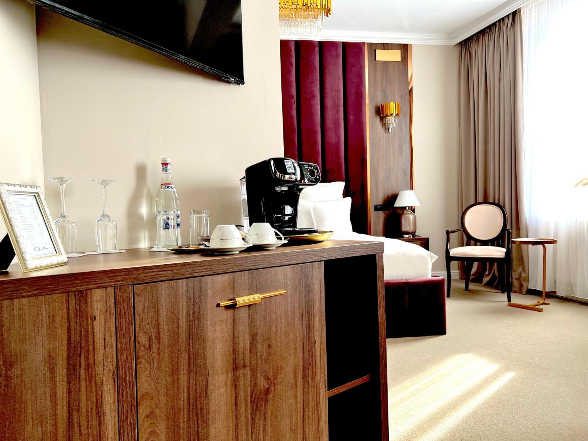 Hotel 5 Continents Craiova Esterno foto